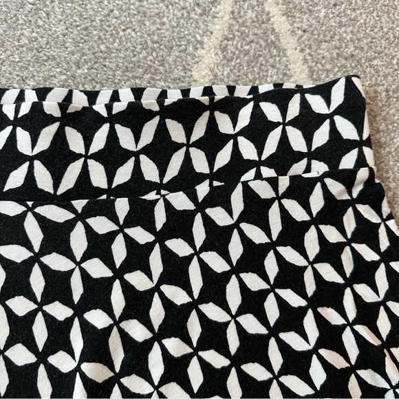 LOFT Black and White Stretch Pull-on A-line Circle Skirt - Picture 2 of 4